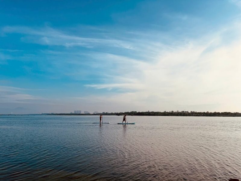 chèo sup trên vịnh cam ranh