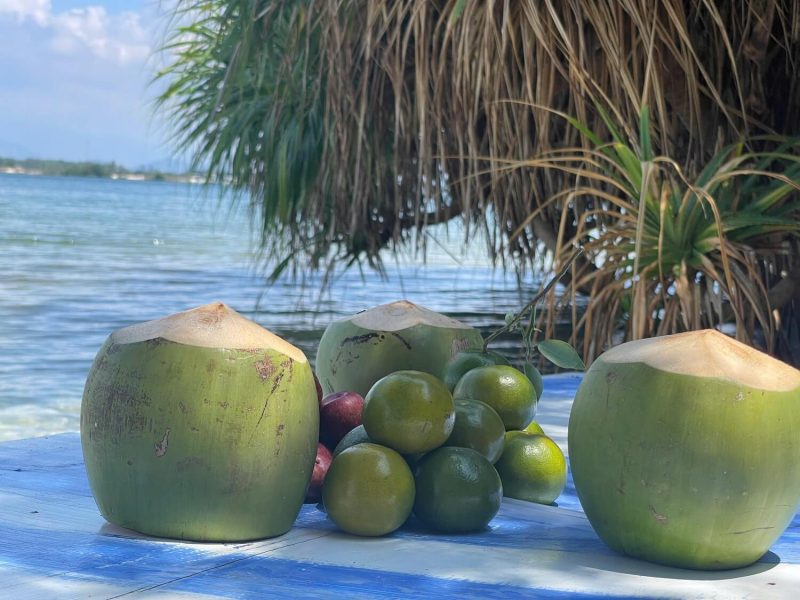 thưởng thức trái cây trong tour thuyền khám phá vịnh cam ranh