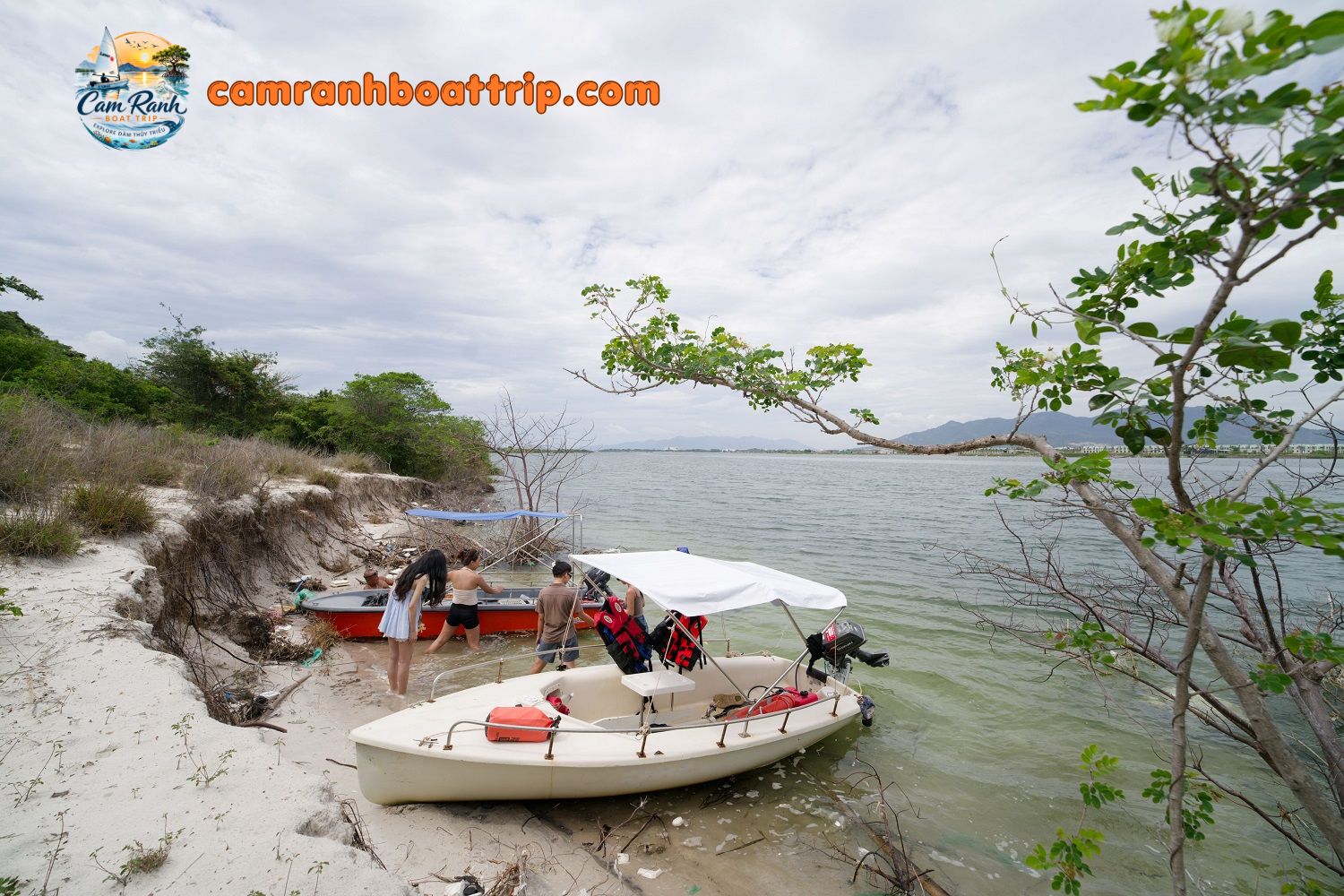 thuyền riêng trong tour đầm thủy triều cam ranh